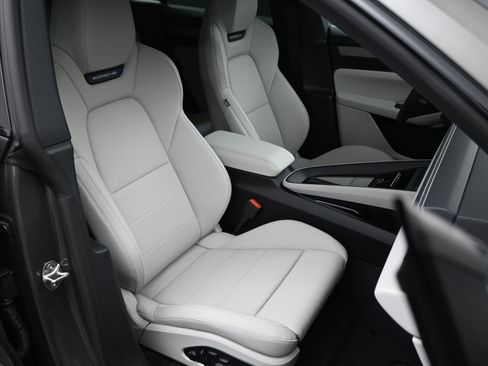 Certified 2024 Porsche Macan 4 Electric image 10