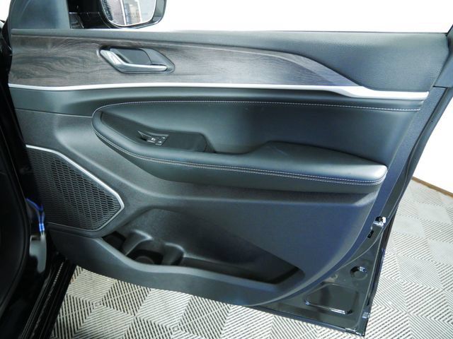 Used 2026 Jeep Grand Cherokee Limited AWD/4WD image 11