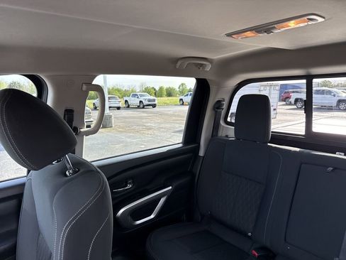 Used 2019 Nissan Titan SV w/ SV Convenience Package image 10
