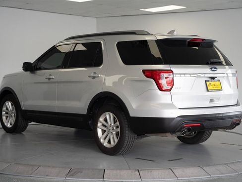 Used 2017 Ford Explorer XLT FWD image 5
