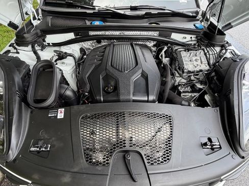 Certified 2026 Porsche Macan AWD/4WD image 19