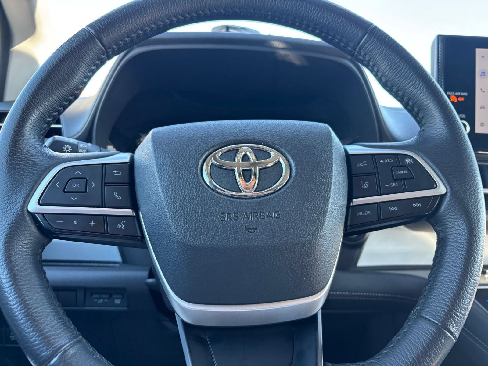 Used 2025 Toyota Sienna XLE FWD image 27