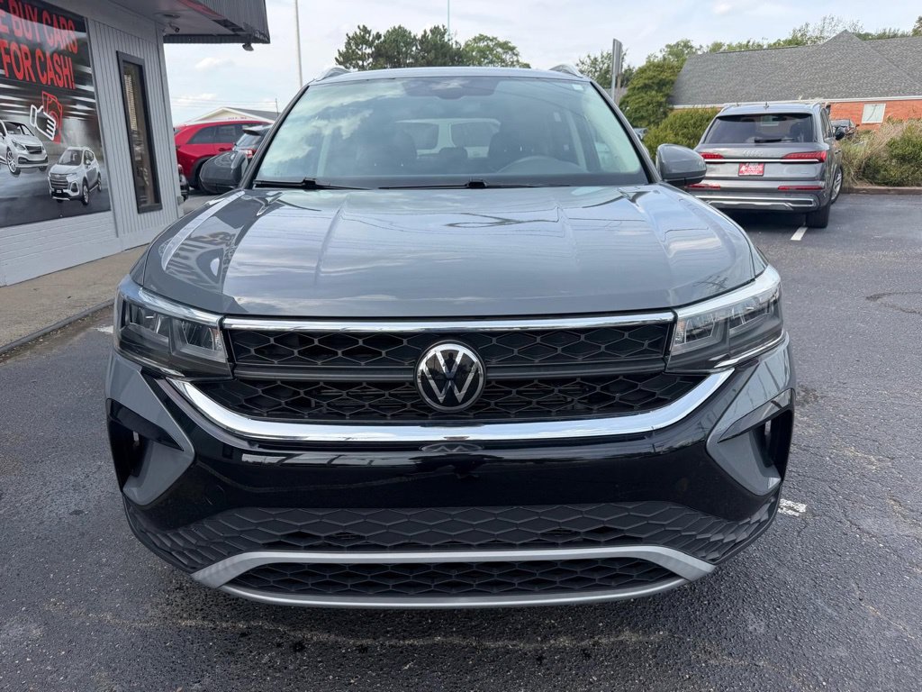 Used 2023 Volkswagen Taos SE w/ Panoramic Sunroof Package AWD/4WD image 3