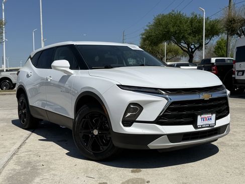 Used 2025 Chevrolet Blazer LT AWD/4WD image 2