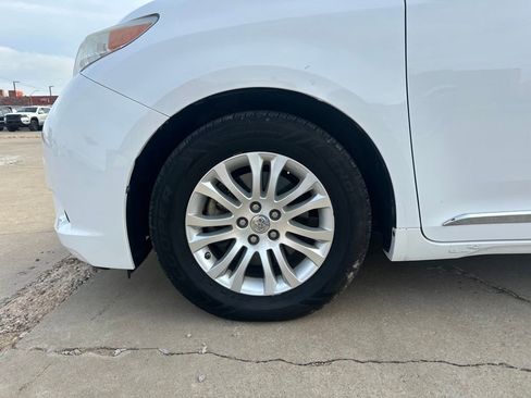 Used 2013 Toyota Sienna XLE w/ Entertainment Pkg image 27