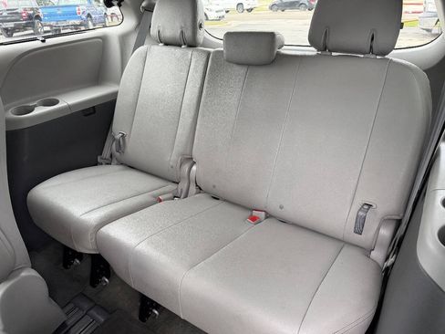 Used 2016 Toyota Sienna XLE FWD image 15