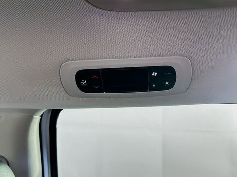 Certified 2024 Chrysler Pacifica Touring-L image 35