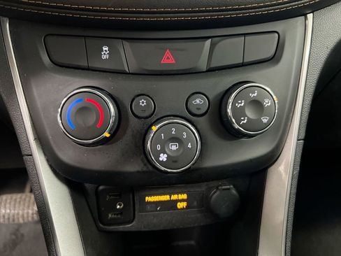 Used 2020 Chevrolet Trax LT w/ LT Convenience Package AWD/4WD image 16