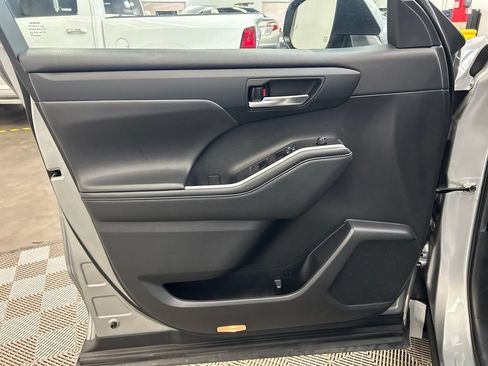 Used 2021 Toyota Highlander XLE FWD image 16