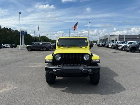 Used 2023 Jeep Gladiator Sport AWD/4WD image 2