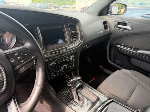 Used 2019 Dodge Charger SXT w/ Blacktop Package RWD image 10