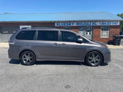 Used 2016 Toyota Sienna SE Premium image 1