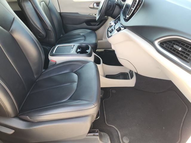 Used 2023 Chrysler Pacifica Touring-L FWD image 15