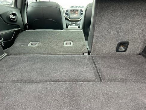 Used 2015 Jeep Cherokee Latitude w/ Comfort/Convenience Group image 16