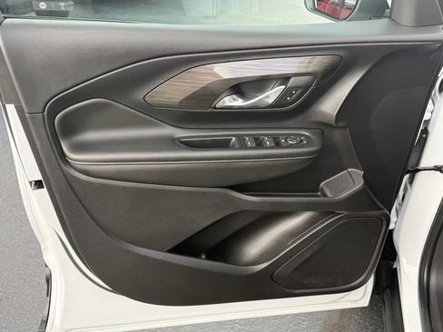 Used 2024 GMC Terrain SLE w/ LPO, Cargo Package FWD image 11