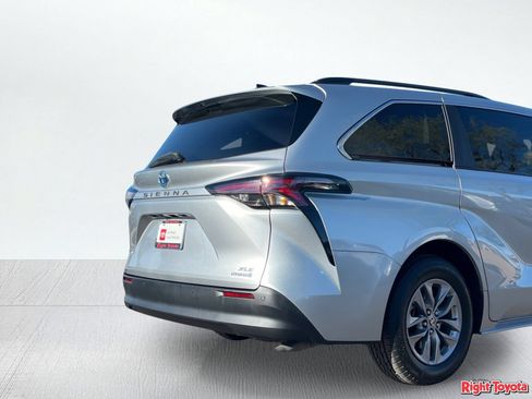 Certified 2024 Toyota Sienna XLE FWD image 12