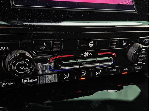 Used 2025 Jeep Grand Cherokee Altitude image 14