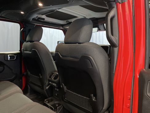 Used 2024 Jeep Gladiator Rubicon w/ Technology Group image 30