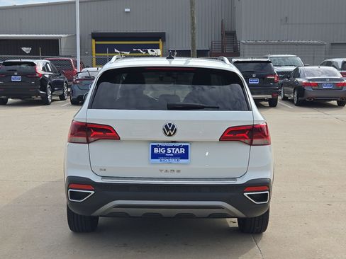 Used 2023 Volkswagen Taos SE w/ Panoramic Sunroof Package FWD image 5
