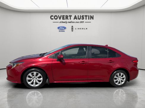 Used 2022 Toyota Corolla LE FWD image 2