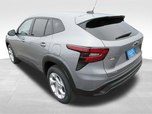 New 2026 Chevrolet Trax LS w/ LS Convenience Package FWD image 3