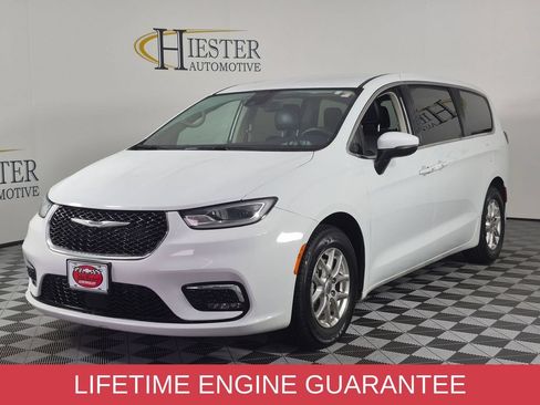 Used 2023 Chrysler Pacifica Touring-L FWD image 4
