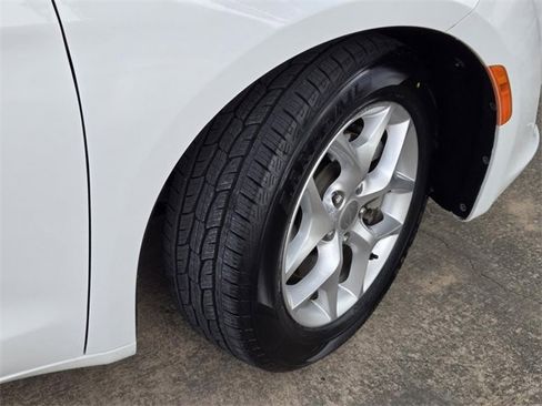 Used 2018 Chrysler Pacifica Touring Plus w/ Tire & Wheel Group image 6