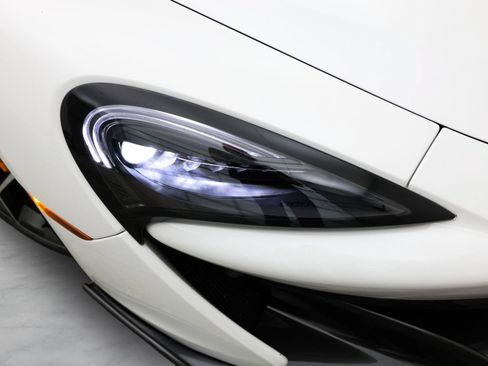 Used 2020 McLaren 600LT Spider RWD image 35