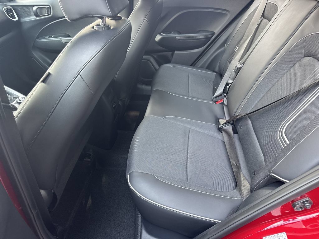 Used 2024 Hyundai Venue Limited FWD image 21