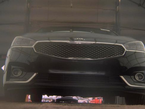 Used 2017 Kia Cadenza Premium w/ Luxury Package FWD image 3
