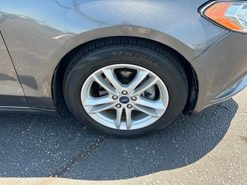 Used 2018 Ford Fusion SE FWD image 2