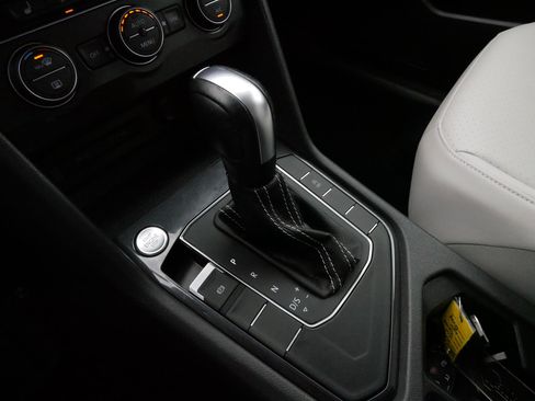 Certified 2021 Volkswagen Tiguan SE w/ Panoramic Sunroof Package image 24