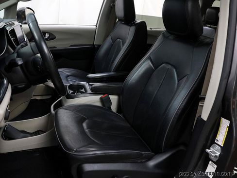 Used 2019 Chrysler Pacifica Limited FWD image 11
