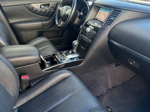 Used 2017 INFINITI QX70 w/ Premium Package image 17