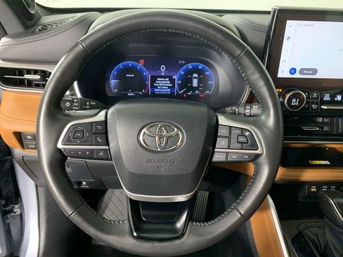 Used 2024 Toyota Highlander Platinum image 24