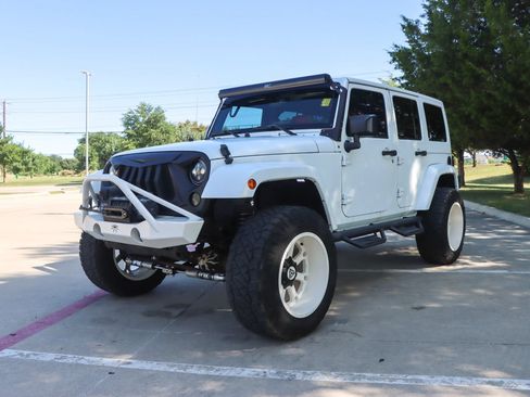 Used 2015 Jeep Wrangler Unlimited Sahara w/ Connectivity Group AWD/4WD image 3