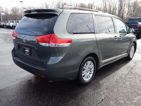 Used 2012 Toyota Sienna XLE image 27