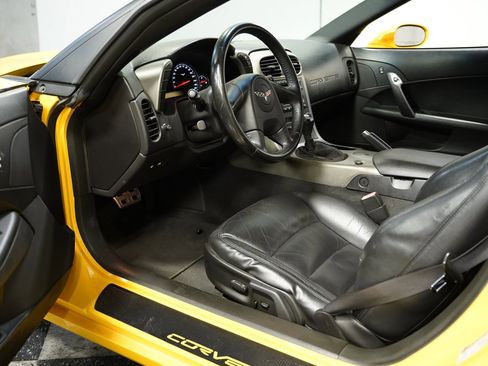 Used 2005 Chevrolet Corvette Convertible w/ Performance Handling Package image 4