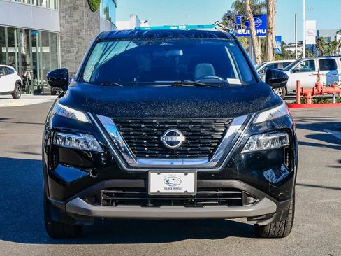 Used 2023 Nissan Rogue SV image 2