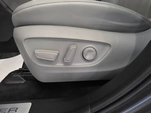 Used 2023 Toyota Highlander Limited image 16