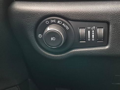 Used 2025 Chrysler Pacifica Limited image 16