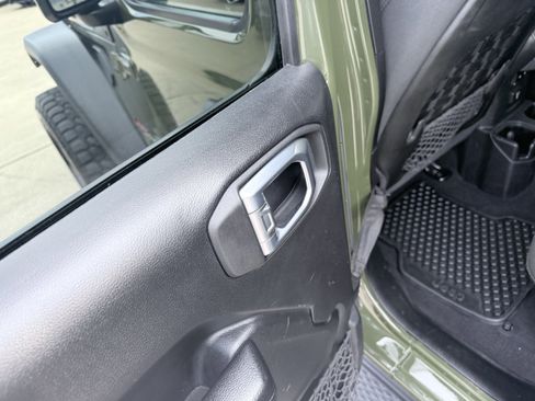 Used 2021 Jeep Gladiator Rubicon w/ Cold Weather Group image 26