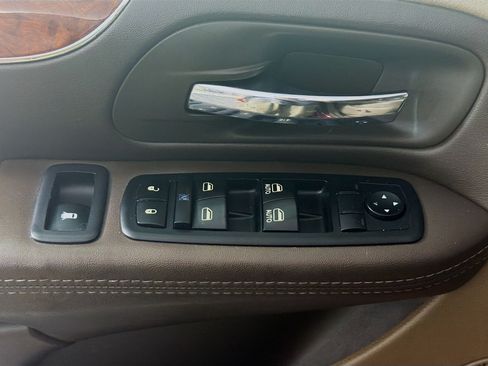 Used 2015 Chrysler Town & Country Touring-L w/ Driver Convenience Group FWD image 15
