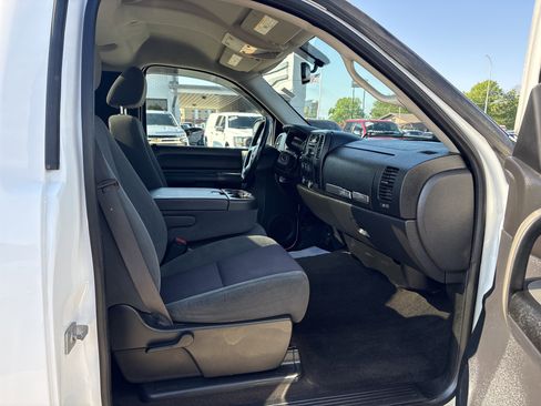 Used 2009 Chevrolet Silverado 1500 LT w/ LPO, Deluxe Chrome Package RWD image 6