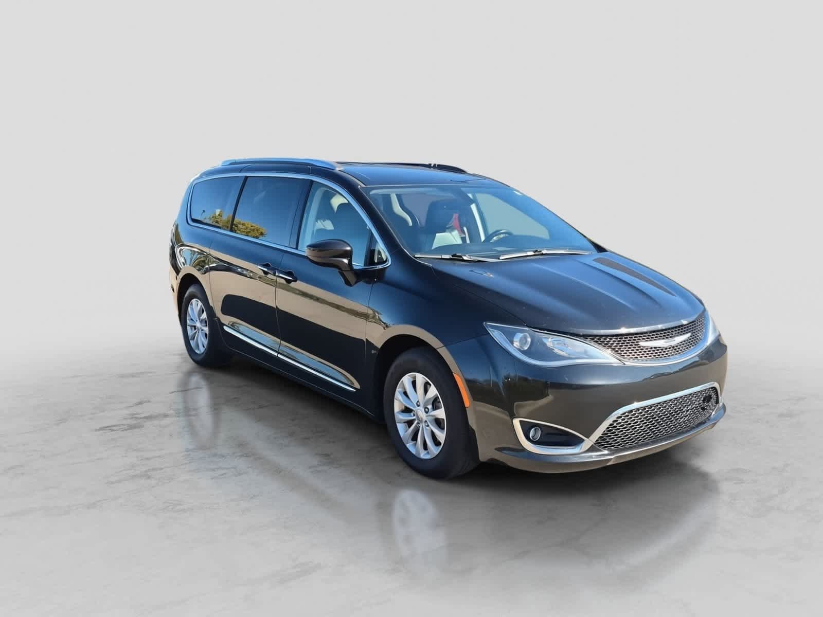 Used 2018 Chrysler Pacifica Touring-L Plus FWD image 2