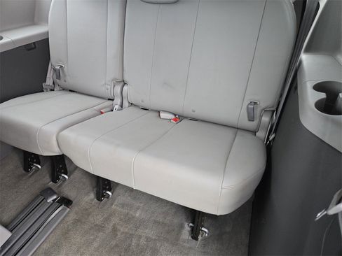 Used 2018 Toyota Sienna XLE Premium image 32