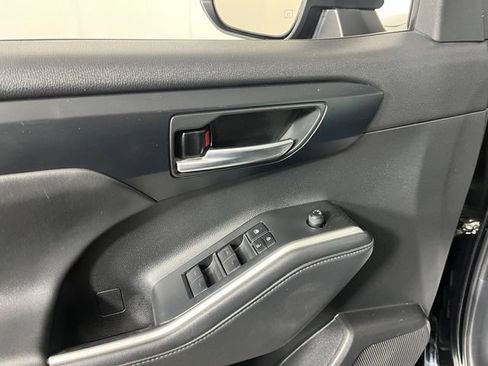 Used 2022 Toyota Highlander XLE AWD/4WD image 13