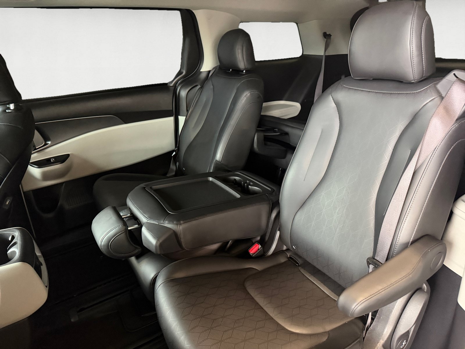 Used 2023 Kia Carnival LX FWD image 13