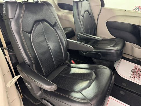 Used 2019 Chrysler Pacifica Touring-L FWD image 37