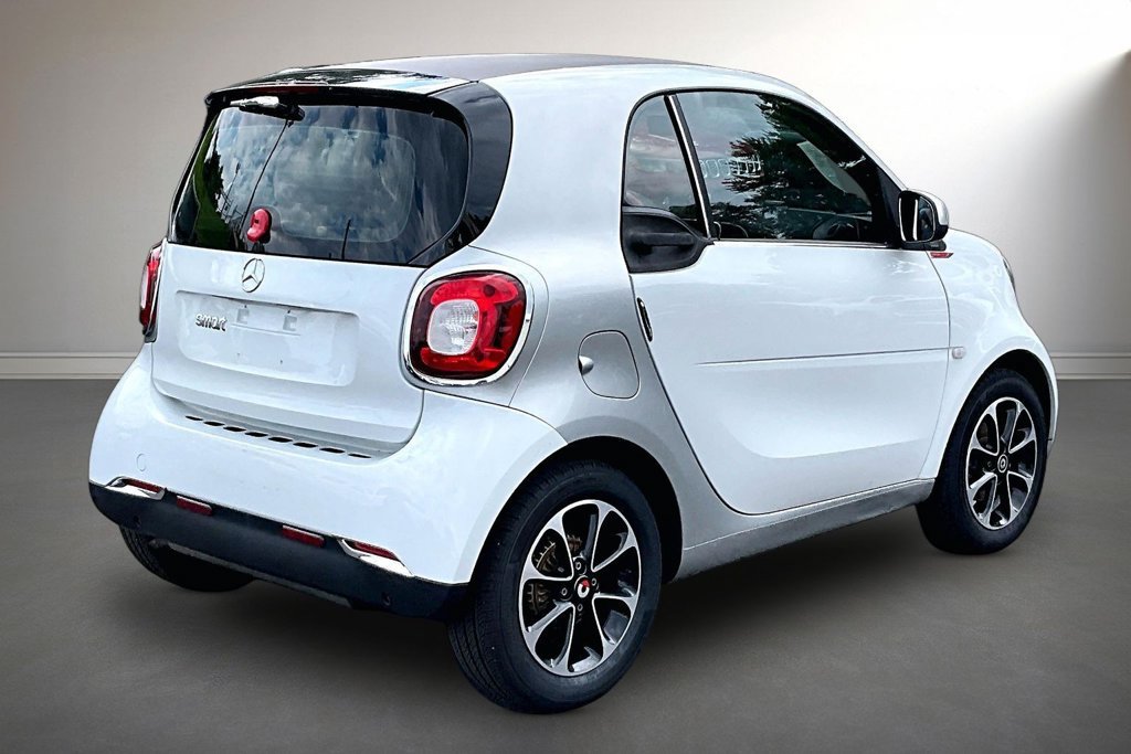 Used 2016 smart fortwo passion RWD image 5